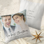 Cojín Decorativo Nuestra Primera Navidad Como Mr. Script Photo<br><div class="desc">Nuestra Primera Navidad Como El Sr. Script Nombre Fotografías Año. Un juego de guiones lúdico para Nuestra Primera Navidad y fácil de personalizar con tu nombre casado en el frente y los nombres y el año en el otro lado y reemplazar la foto de muestra en el frente con la...</div>