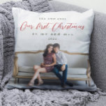 Cojín Decorativo Nuestra primera Navidad como Sr. y Sra. Photo<br><div class="desc">Esta almohada de vacaciones de personalizable presenta la tipografía "nuestra primera Navidad como mr y mrs" con guion rojo bonito. Los nombres de la pareja y el año están incluidos, junto con una foto personalizada! ¡Un hermoso regalo de vacaciones para una pareja recién casada! Comprar esta tienda para coordinar los...</div>