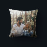 Cojín Decorativo nuestra primera navidad, escritura moderna, foto d<br><div class="desc">almohada fotográfica con "nuestra primera navidad" en un texto de escritura elegante a través de la fotografía y los nombres elegidos, lo que le haría un gran regalo para navidades o una moda adicional a su decoración de vacaciones. Los colores se pueden cambiar para adaptarlos a la decoración. Parte de...</div>