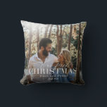 Cojín Decorativo nuestra primera navidad, escritura moderna, foto d<br><div class="desc">almohada fotográfica con "nuestra primera navidad" en un texto de escritura elegante a través de la fotografía y los nombres elegidos, lo que le haría un gran regalo para navidades o una moda adicional a su decoración de vacaciones. Los colores se pueden cambiar para adaptarlos a la decoración. Parte de...</div>