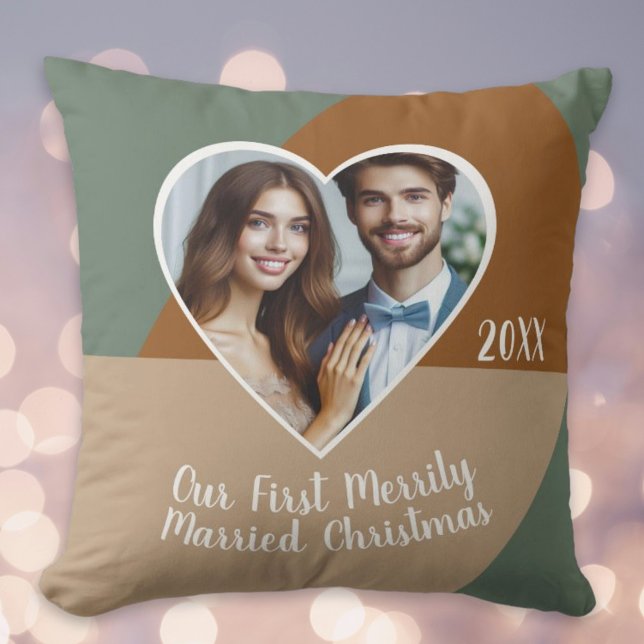 Cojín Decorativo Nuestra primera Navidad felizmente casados Foto pe (Our First Merrily Married Christmas Custom Photo Throw Pillow)