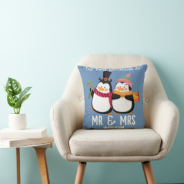 Cojín Decorativo Nuestra primera Navidad Sr. y Sra. Pinguino recién
