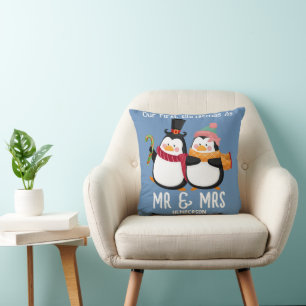 Cojín Decorativo Nuestra primera Navidad Sr. y Sra. Pinguino recién