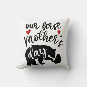 Cojín Decorativo Nuestro primer Día de la Madre Corazones Mama Bear