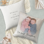 Cojín Decorativo Nuestro primer guión de navidad foto de gemelos be<br><div class="desc">Nuestro Primer Guión De Navidad De Los Gemelos De Fotografía Bebé Llama Al Año. Un juego de guiones lúdico para Nuestra Primera Navidad y fácil de personalizar con los nombres de sus bebés y el año al otro lado y reemplazar la foto de muestra en el frente con la suya...</div>