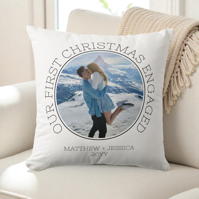 Cojín Decorativo Nuestro Primer Navidad Comprometidos Foto Moderna  (Our First Christmas Engaged SImple Modern 2 Photo Throw Pillow)