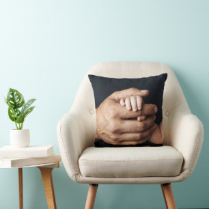 Cojín Decorativo Nuevo bebé en manos de papá