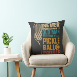 Cojín Decorativo Nunca Subestimes a un Hombre Mayor con Un Pickleba