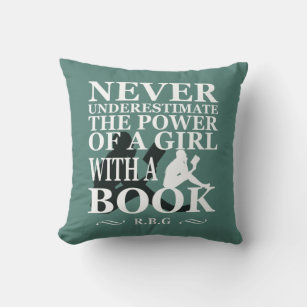 Cojín Decorativo Nunca subestimes el poder de un chica con libro
