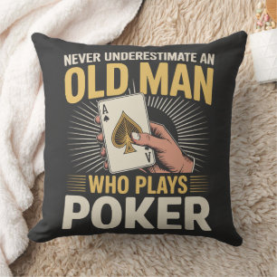 Cojín Decorativo Nunca Subestimes la Carta de Poker del Hombre Mayo