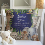 Cojín Decorativo Nur Nur: Nacimiento azul de la marina Estrellas de<br><div class="desc">Bienvenido a tu bebé a un mundo de aventura con el Safari Jungle Animals Baby Nursery Pillow, una encantadora adición a su primer santuario. Esta almohada presenta una deliciosa variedad de acuarelas tropicales y de animales de la selva, lo que le aporta un ambiente alegre y sereno a la decoración...</div>