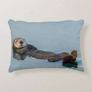 Cojín Decorativo Nutria marina flotando de espaldas en el océano