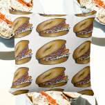 Cojín Decorativo NYC Deli Breakfast Brunch Bagel Lox Capers Onion<br><div class="desc">La almohada decorativa de arrotes cuenta con un original ilustracion de marca de un bagel estilo de la tienda gourmet de Nueva York coronado con queso crema, salmón, alcaparras y cebolla roja. Este diseño también está disponible en otros productos. En esta tienda también hay muchos ilustraciones temáticos. ¿No ves lo...</div>