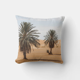 Cojín Decorativo Oasis del Desierto: Paisaje de las Palmas del Saha