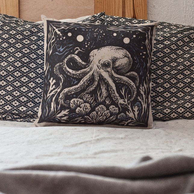 Cojín Decorativo Octopus violento de Art Nouveau ruso bajo el agua (Subido por el creador)
