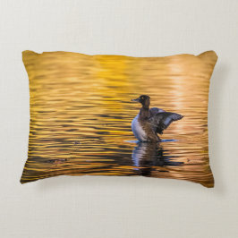 Cojín Decorativo Ojo dorado en un lago dorado