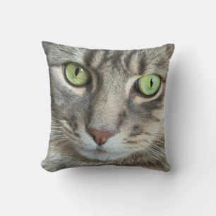 Cojín Decorativo Ojos Esmeralda - Retrato de un gato de ojos verdes