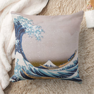 Cojín Decorativo Ola de tsunami frente a Kanagawa Japón por Hokusai