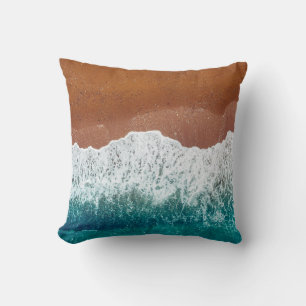 Cojín Decorativo Ola oceánica en una playa de arena, vista de fondo