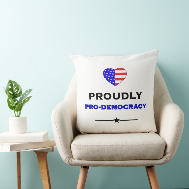 Cojín Decorativo Orgullosamente Pro-Democracia (Silla)