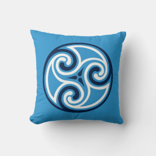 Cojín Decorativo Ornamento de Triskele Celta, azul cielo y blanco