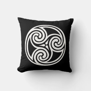 Cojín Decorativo Ornamento de Triskele Celta, blanco y negro