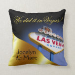 Cojín Decorativo Oro de Sr. y de señora Newlyweds el | del Rótulo<br><div class="desc">¡La almohada de tiro elegante, atractiva del recuerdo ofrece el signo positivo icónico de Las Vegas en los dados delanteros y de oro del balanceo con un recorte del corazón para insertar su foto en la parte posterior - regalo perfecto del fave del recuerdo para nuevos Sr. y señora! Utilice...</div>