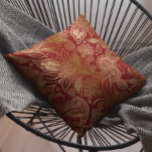 Cojín Decorativo Oro Floral Vintage En Patrón De Paisley Rojo Oscur<br><div class="desc">Elegantes tonos dorados ornamentan un patrón armonioso paisajístico sobre un fondo rojo oscuro.</div>