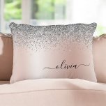 Cojín Decorativo Oro Rosa - Monograma Purpurina Rubor rosado platea<br><div class="desc">Rubor Pink - Rosa Oro y Relieve metalizado plateado Purpurina Espuma Cepillado Nombre Metalizado Monograma y almohada inicial. La almohada hace el dulce perfecto cumpleaños de 16 años,  boda,  ducha de novia,  ducha de bebé o regalo de soltera para alguien que decora su habitación con oro subió.</div>