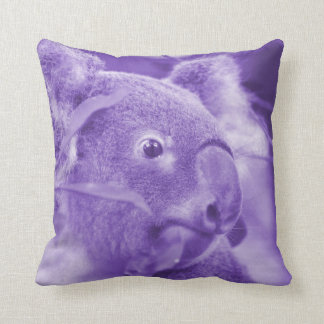 Cojín Decorativo oso de koala que mira el marsupial púrpura derecho