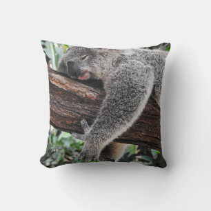 COJÍN DECORATIVO OSO KOALA DURMIENDO EN ÁRBOL