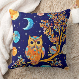 Cojín Decorativo Otherworldly Owl Art: Maravillas celestes