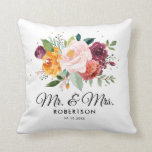 Cojín Decorativo Otoño Borgoña Rubor Floral Blossom Boda<br><div class="desc">La almohada acuarela de otoño / otoño boda floral de regalo cuenta con un impresionante ramo de flores de rosa burdeos, melocotón naranja y marsala con hojas botánicas verdes exuberantes y hojas de eucalipto y un falso purpurina de oro. Esta colorida invitación será perfecta para bodas de otoño o otoño,...</div>