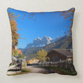 Cojín Decorativo Otoño en un pueblo en las dolomías en Italia