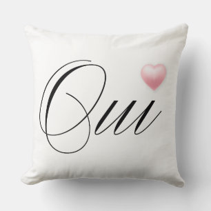 Cojín Decorativo Oui French for Yes con el corazón rosado