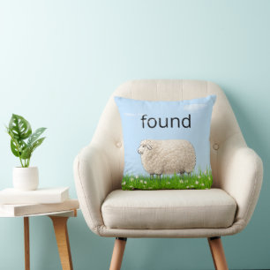 Cojín Decorativo Oveja Lanuda En Hierba con Texto "Encontrado"