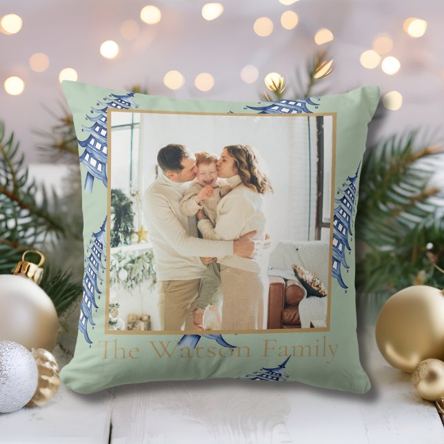 Cojín Decorativo Pagoda azul sabio Árbol navideño 1-foto (Sage Blue Pagoda Merry Christmas Tree 1-Photo Throw Pillow)