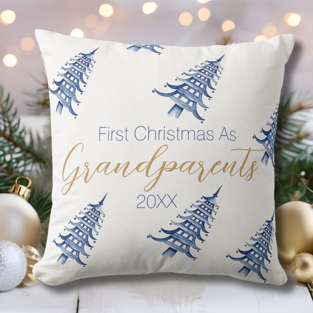 Cojín Decorativo Pagoda Blanca Azul Árbol de Navidad Primera Navida (Blue White Pagoda Christmas Tree First Christmas Throw Pillow)