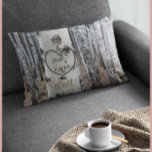 Cojín Decorativo País personalizado Rústico Corazón tallado<br><div class="desc">El arte rústico y personalizado de diseño de corazón tallado en la parte delantera y trasera incluye un árbol de corteza de abedul con un corazón tallado que puedes personalizar añadiendo tus nombres y debajo, puedes añadir tu fecha boda o fecha especial. Esto haría un regalo único de la ducha...</div>