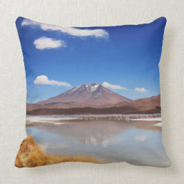 Cojín Decorativo Paisaje de Altiplano con el volcán en Bolivia