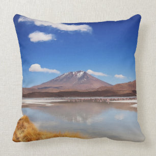 Cojín Decorativo Paisaje de Altiplano con el volcán en Bolivia