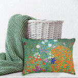 Cojín Decorativo Paisaje del Jardín de las Flores Gustav Klimt<br><div class="desc">Una almohada acentuada con un bonito cuadro artístico del artista austriaco Gustav Klimt (1862-1918),  el Cottage Garden (1906) o Bauerngarten de la época art nouveau. Un paisaje colorido de petunias,  astros y otras flores.</div>