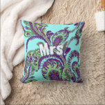 Cojín Decorativo Paisley Peacock Púrpura y Verde Elegir colores<br><div class="desc">Pilar Boda Aniversario del Pisley Pisley Púrpura Turquesa Aqua Verde azulado Azul y Verde Vintage Peacock Paisley. Decoración retro inglés Cottagecore Boda estética Aniversario de la Sra. Pillow Turquoise Púrpura y Verde. ¡Qué lindo y romántico! Regalos turquesa Boda en el 2º aniversario. Hermoso Aqua Verde azulado Boho Bohemian segundo aniversario...</div>
