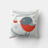 Pájaro bullfinch de invierno y bayas rojas