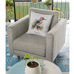 Cojín Decorativo pájaro carpintero sentado en un poste de acuarela