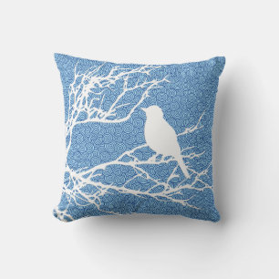 Cojín Decorativo Pájaro en una rama, blanco contra cielo azul
