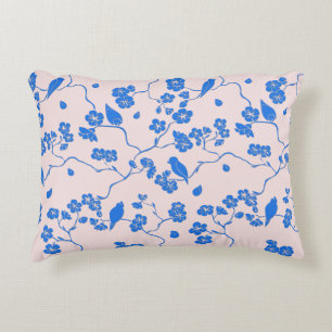 Cojín Decorativo Pájaros en Flor de Cerezo Azul sobre Rubor