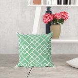 Cojín Decorativo Palm Beach Green Geométrico Patrón de Entramado de<br><div class="desc">Nuestra almohada con motivos de bambú verde y blanco es el toque perfecto de verano, previo a su sofá, patio o salón. Este enfoque geométrico moderno y sobredimensionado sobre el clásico entramado de bambú le da al pepino retro un toque nuevo. La almohada de hilado presenta un patrón de entramado...</div>