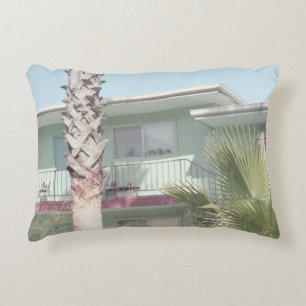 COJÍN DECORATIVO PALM TREE CERCA DE LA CASA DE CONCRETOS BLANCOS