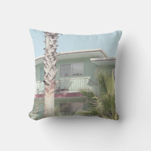 COJÍN DECORATIVO PALM TREE CERCA DE LA CASA DE CONCRETOS BLANCOS